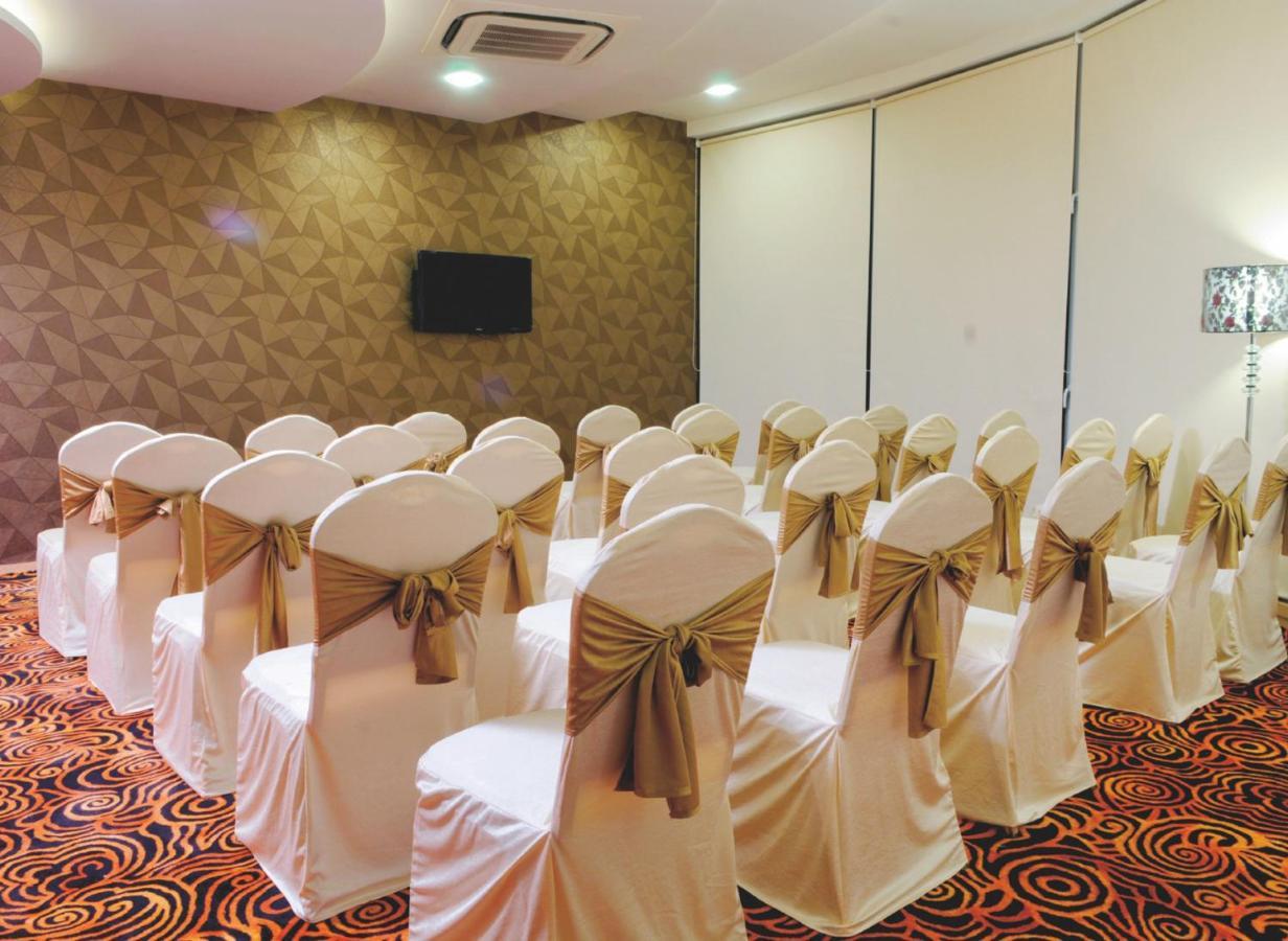 The Fern Residency Rajkot Hotel Exterior photo